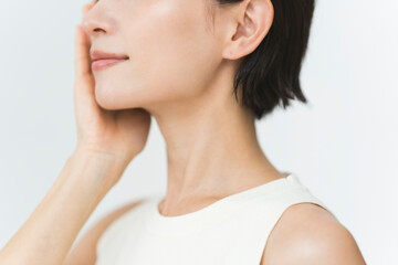 スキンケアプロセス。スキンケア仕上がりイメージ。ミドル世代日本人女性の横顔