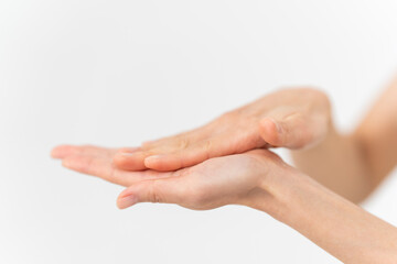 スキンケアプロセス。彼女はオイルを手にのばしている。