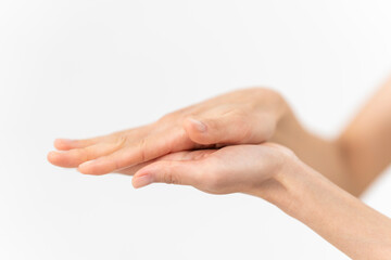 スキンケアプロセス。化粧水、美容液を手のひらに伸ばし温めている手元。