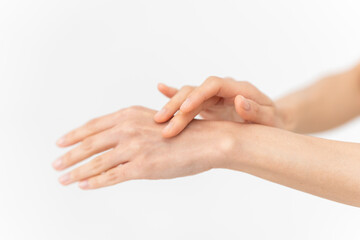 スキンケアプロセス。ハンドクリームを塗っている手元。