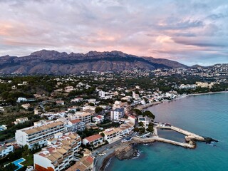 Naklejka premium Tranquil shoreline with mountain backdrop showcasing spa retreat and harmonious surroundings