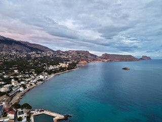 Obraz premium Ocean horizon with clouds, Dramatic coastal landscape featuring moody skies and vast ocean expanse