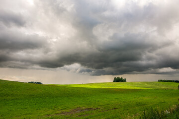 Pofałdowany teren, deszcz, chmury, Pojezierze Suwalskie, Polska