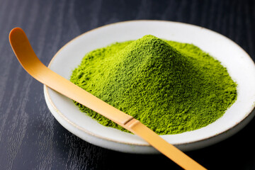 黒背景の木目に映える鮮やかな日本の抹茶パウダー　Vibrant Japanese matcha green tea powder on dark wood background