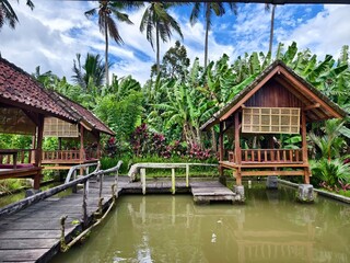Obraz premium Badung, Bali, Indonesia - February 01,2026 : a traditional Indonesian gazebo or bale, designed over a pond surrounded by tropical greenery 
