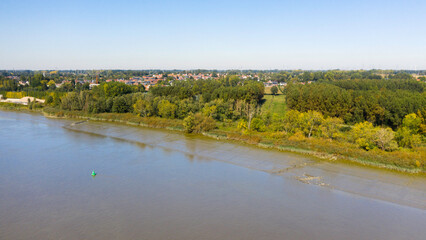Obraz premium Scenic View of Scheldt River Between Temse and Buitenland