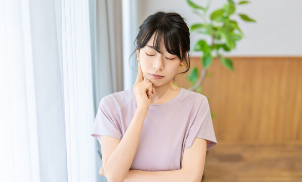 健康やダイエットについて考える女性のライフスタイルイメージ, Woman thinking about health and dieting at home
