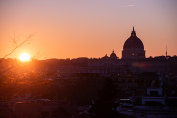 Obraz premium The silhouette of St. Peter’s at dusk, where Rome fades into shadows and eternity quietly appears.