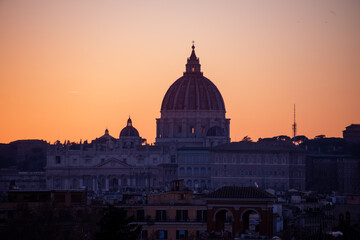 Fototapeta premium The silhouette of St. Peter’s at dusk, where Rome fades into shadows and eternity quietly appears.