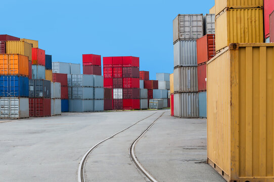 Container in verschiedenen Farben in einem Hafen mit Schienenanbindung
