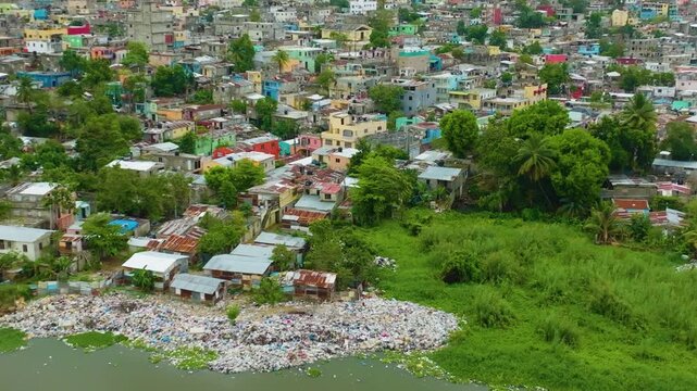 Basura acumulada en río Ozama, contaminación ambiental, Barrio los tres brazos