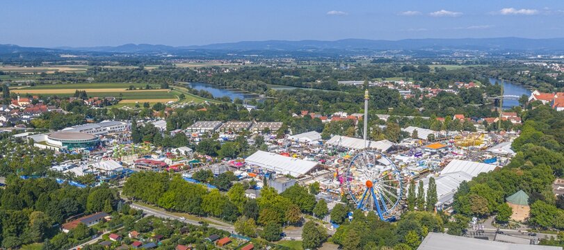 Ausblick auf das G&auml;ubodenfest im niederbayerischen Straubing, zweitgr&ouml;&szlig;tes Volksfest Bayerns