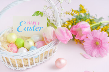 バスケットの中のイースターエッグと春の花