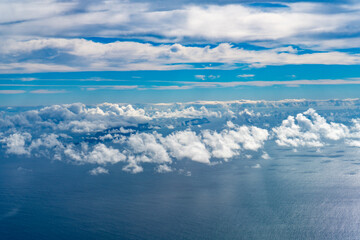 Naklejka premium Aerial view of islands through white clouds.