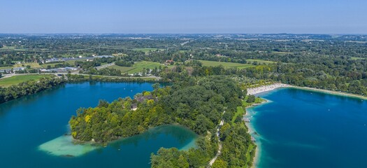 Fototapeta premium Ausblick auf das Naherholungsgebiet Langwieder Seenplatte im Westen Münchens im Sommer