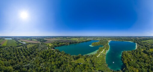 Ausblick auf das Naherholungsgebiet Langwieder Seenplatte im Westen Münchens im Sommer