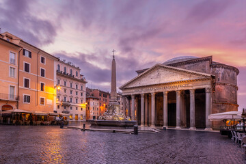 Obraz premium The Pantheon view during sunrise in Rome