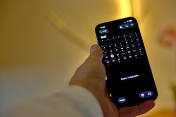 Handy Iphone in der Hand mit Kalender 