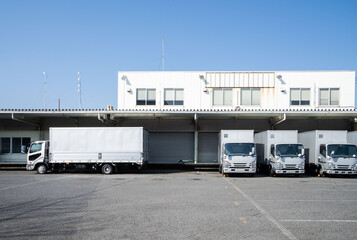 日本の物流、宅急便、運輸会社、物流センター、運送業、トラック、配達トラック、