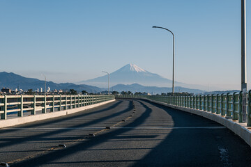 富士山へと続く真っ直ぐな海沿いの道が描く旅の風景
