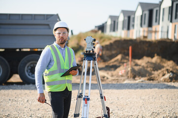 Naklejka premium Civil engineer surveying new housing construction site