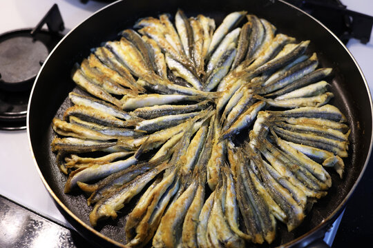Hamsi Tava Fried anchovies in pan