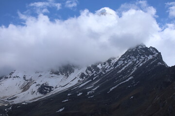 Obraz premium apovan Base Camp is a breathtaking high-altitude meadow nestled in the heart of the Indian Himalayas, From this pristine campsite, the majestic Mount Shivling rises sharply into the sky,