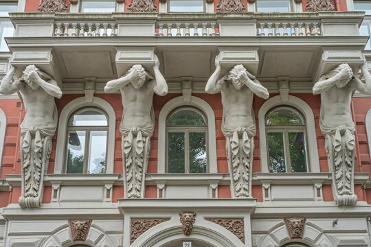 Altbau, Ohranan talo, Jugendstil, Statuen tragen Balkon, Ullanlinna, Helsinki, Finnland