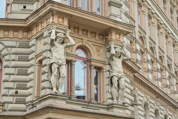 Fototapeta premium Altbau, Vakuutusyhtiö Kalevan talo, Erottajankatu, Jugendstil, Statuen tragen Balkon, Ullanlinna, Helsinki, Finnland