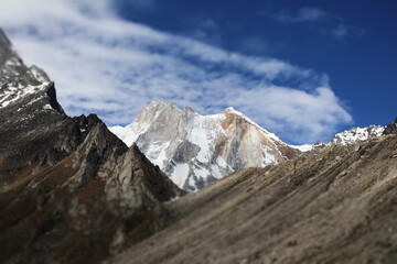 Obraz premium apovan Base Camp is a breathtaking high-altitude meadow nestled in the heart of the Indian Himalayas, From this pristine campsite, the majestic Mount Shivling rises sharply into the sky,