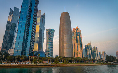 Obraz premium the doha citty skyline with the foreground of doha corniche