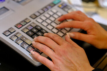 Registrierkasse mit zwei H&auml;nden 