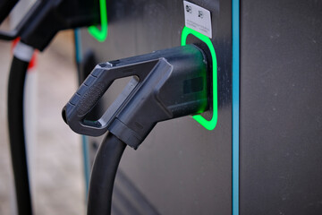 Ladestecker f&uuml;r E-autos eingesteckt in Lades&auml;ule