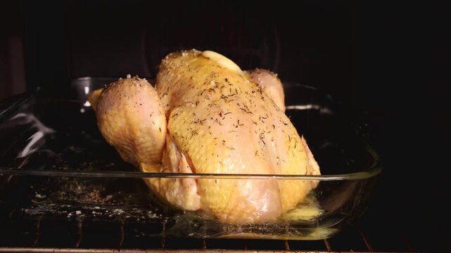 Poulet entier avant de r&ocirc;tir au four, plat principal pour un repas familial.