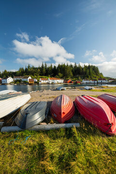 umgedrehte Boote, Svennvikbukta, Spangereid, Agder, Norwegen