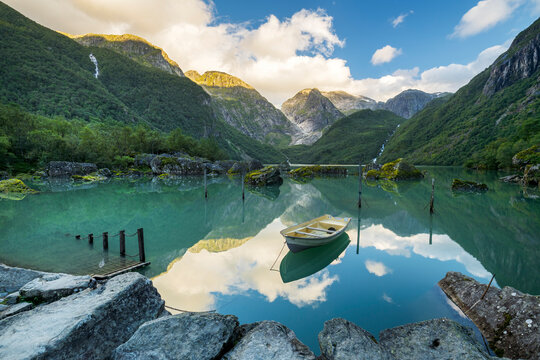 Boot im Bondhusvatnet, Folgefonna Nationalpark, Vestland, Norwegen