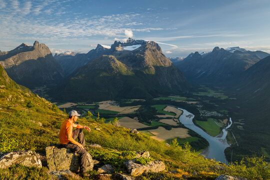 Mann blickt vom Aussichtspunkt Nesaksla nach Reinheimen, Andalsnes, More og Romsdal, Norwegen