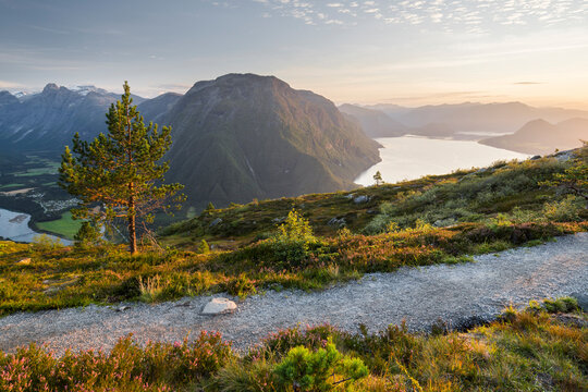 Weg beim Aussichtspunkt Nesaksla, Andalsnes, More og Romsdal, Norwegen