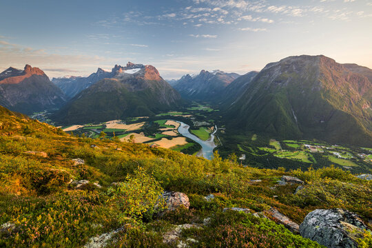 Blick vom Aussichtspunkt Nesaksla nach Reinheimen, Andalsnes, More og Romsdal, Norwegen