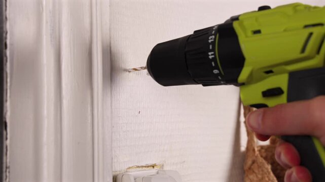 Gros plan sur une perceuse en train de faire un trou avec une m&egrave;che dans un mur. 