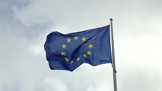 Gros plan sur le drapeau europ&eacute;en qui flotte dans le vent.