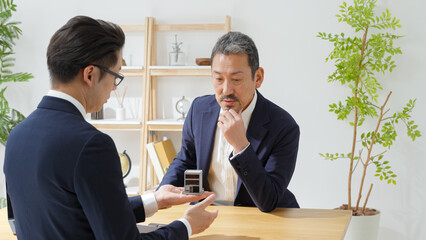 商談をする男性