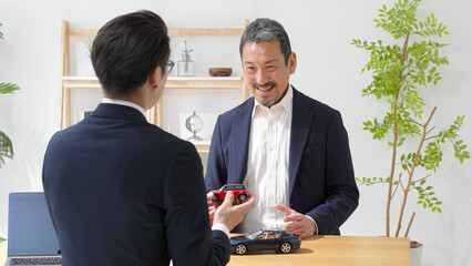 商談をする男性