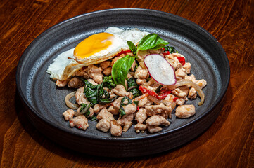 Talerz z kurczakiem w sosie własnym, jajkiem sadzonym, świeżymi przyprawami i rzodkiewą © Anna