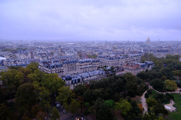 Obraz premium High-angle view of Paris cityscape under an overcast sky featuring Haussmann architecture and Les Invalides