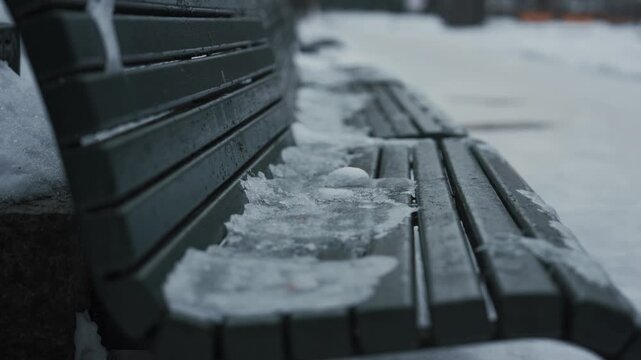 北欧の空気感漂う冬のオスロのベンチ