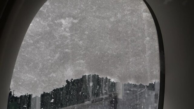 It's snowing heavily at the airport, and snow is piling up on the airplane windows.공항에 폭설이 내려서 비행기창문에 눈이 쌓입니다.