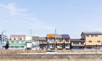 Obraz premium 鴨川と京都のローカルな町並み