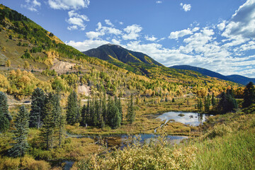 Naklejka premium Golden Aspen Trees and Beaver Ponds in Autumn Mountain Valley