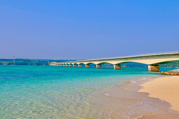 ビーチと古宇利大橋（沖縄県・今帰仁村） © tk2001